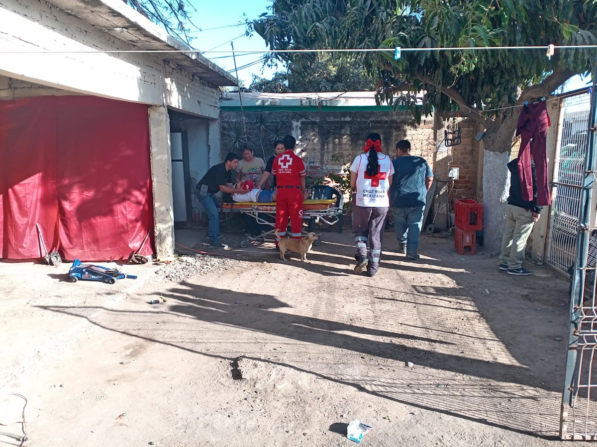 Niña de 8 años resultó lesionada al caerle parte del techo en una vivienda de Guasave