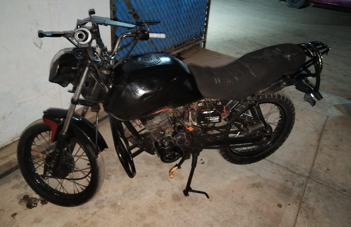 Recuperan motocicleta con reporte de robo en El Conchi 2 de Mazatlán; hay un detenido