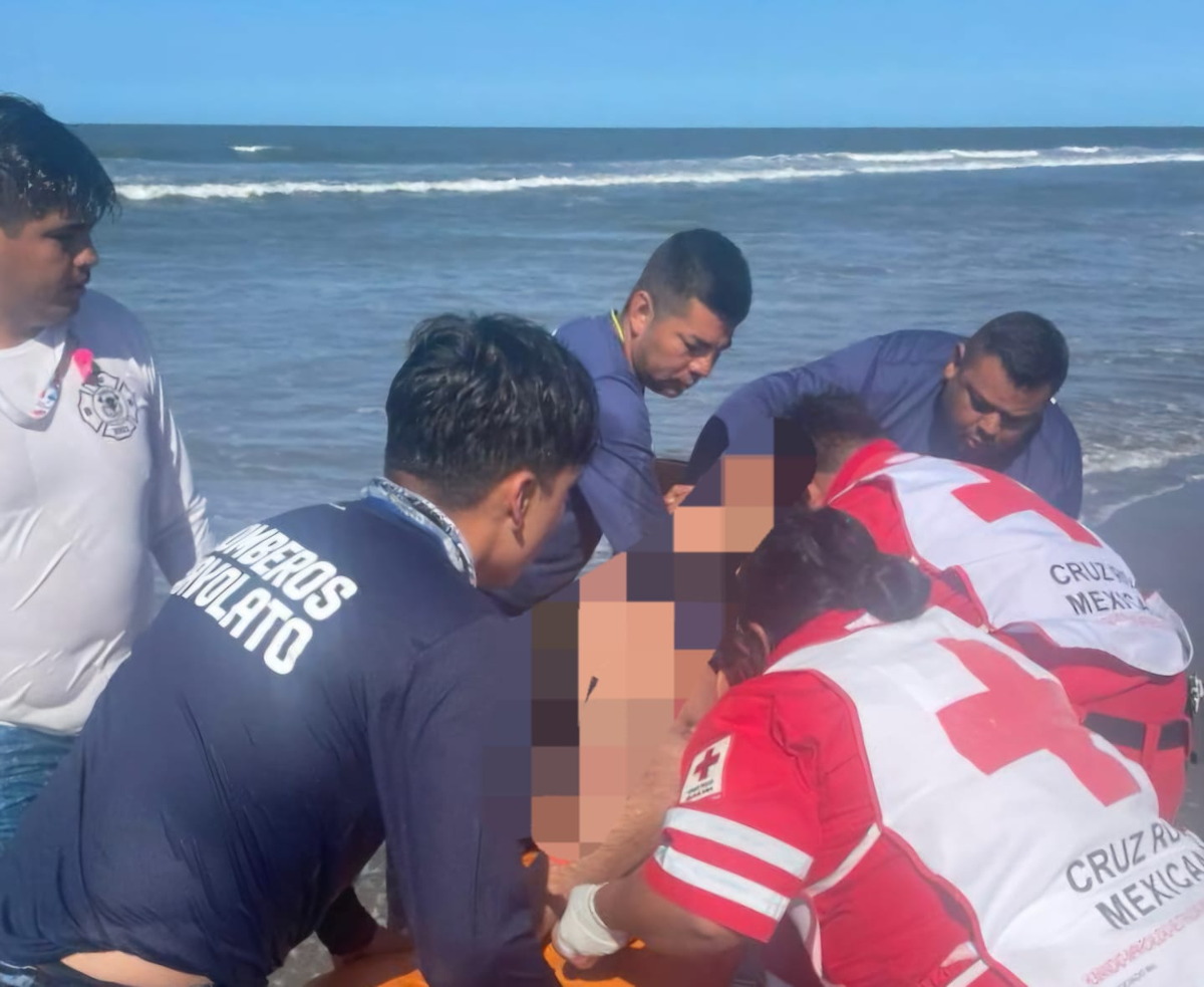 Bomberos de Navolato rescatan a dos hombres que se estaban ahogando en El Tambor