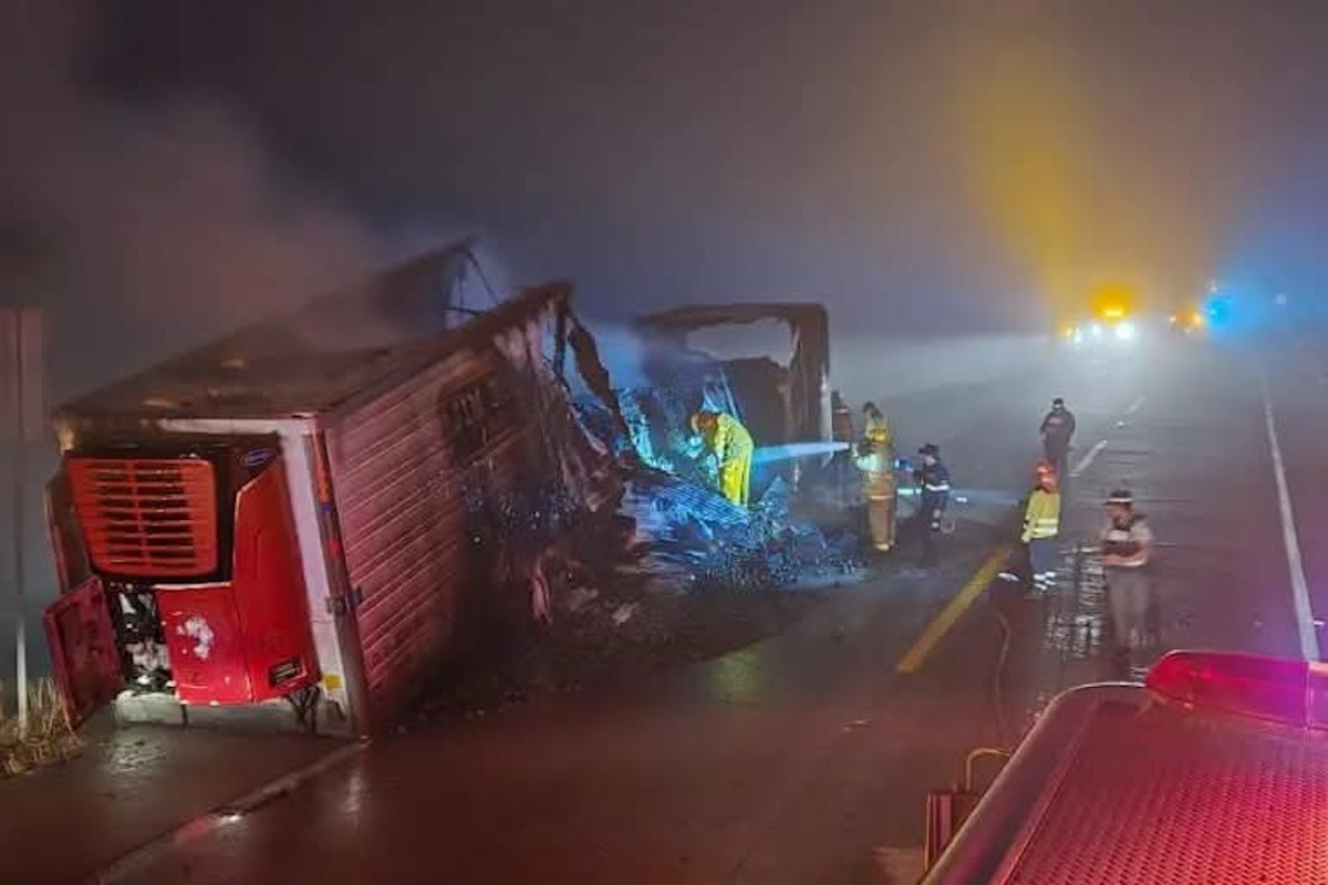 Tráiler que transportaba aguacate se incendia en la autopista Tepic-Mazatlán