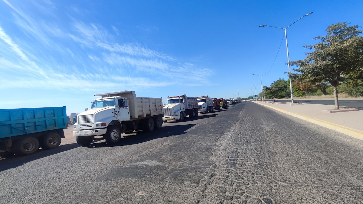 ¡Nos les pagan! Transportistas de carga se manifiestan en la Mochis -El Fuerte, piden el pago de más de medio millón de pesos por acarreos