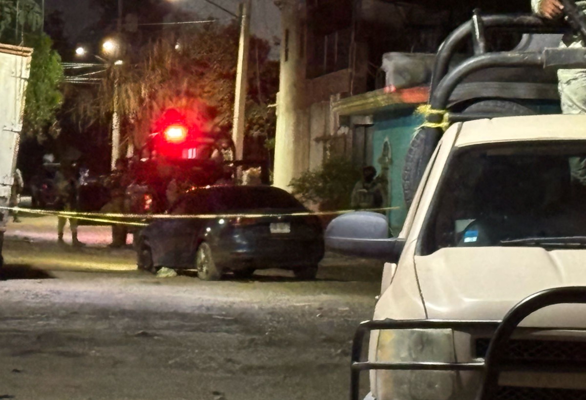 Tras persecución a balazos aseguran un carro en la colonia La Costera al sur de Culiacán