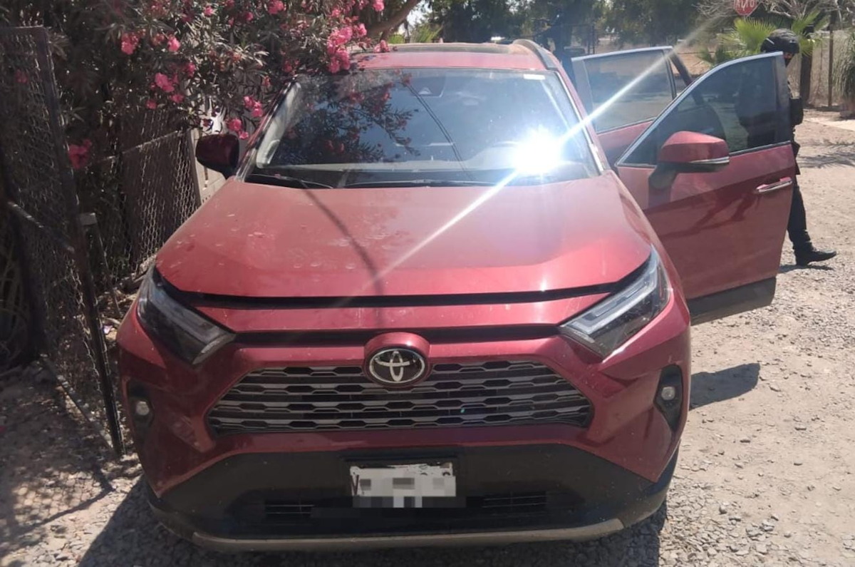 Tras persecución abandonan camioneta robada con equipo táctico y cargadores en Villa Juárez