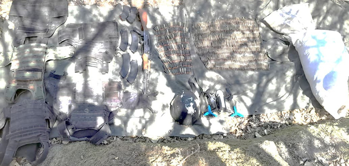 Un arma larga, municiones, chalecos tácticos, droga y un dron, decomisan en Choix