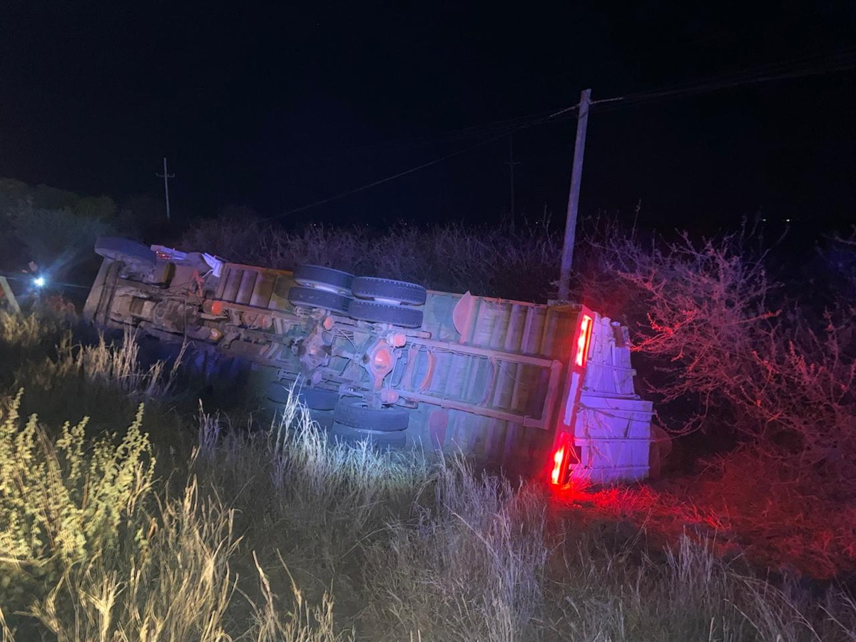 Torton cargado con papa se vuelca sobre la México 15, en Guasave