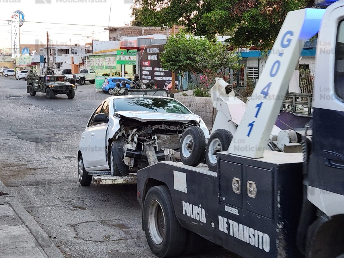 Grupo armado abandona un vehículo chocado en la colonia Díaz Ordaz en Culiacán