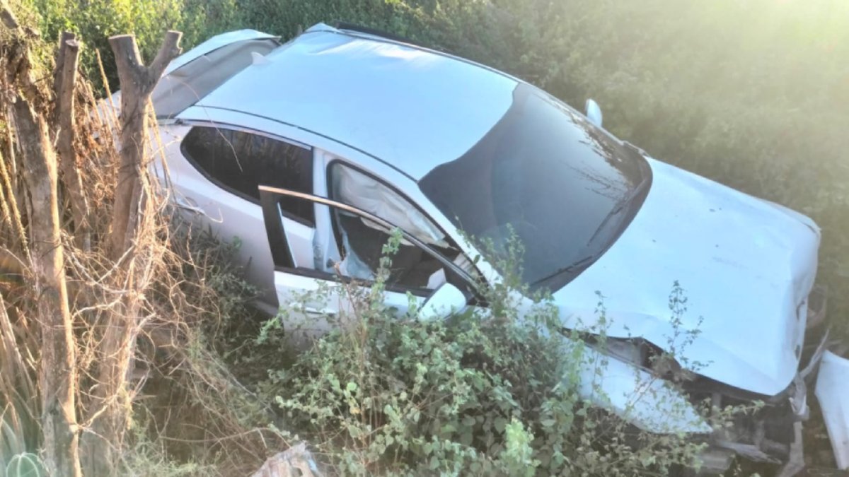 Aparatoso accidente en Guasave, deja un auto fuera del camino rumbo a Las Glorias