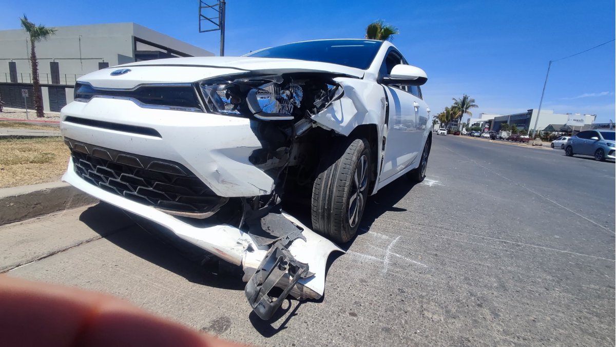 Accidente vial en Alcázar de Country de Los Mochis deja una persona lesionada