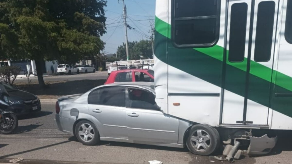 Menores de edad se impactan con su vehículo contra camión urbano en la avenida Jacarandas; no hubo lesionados