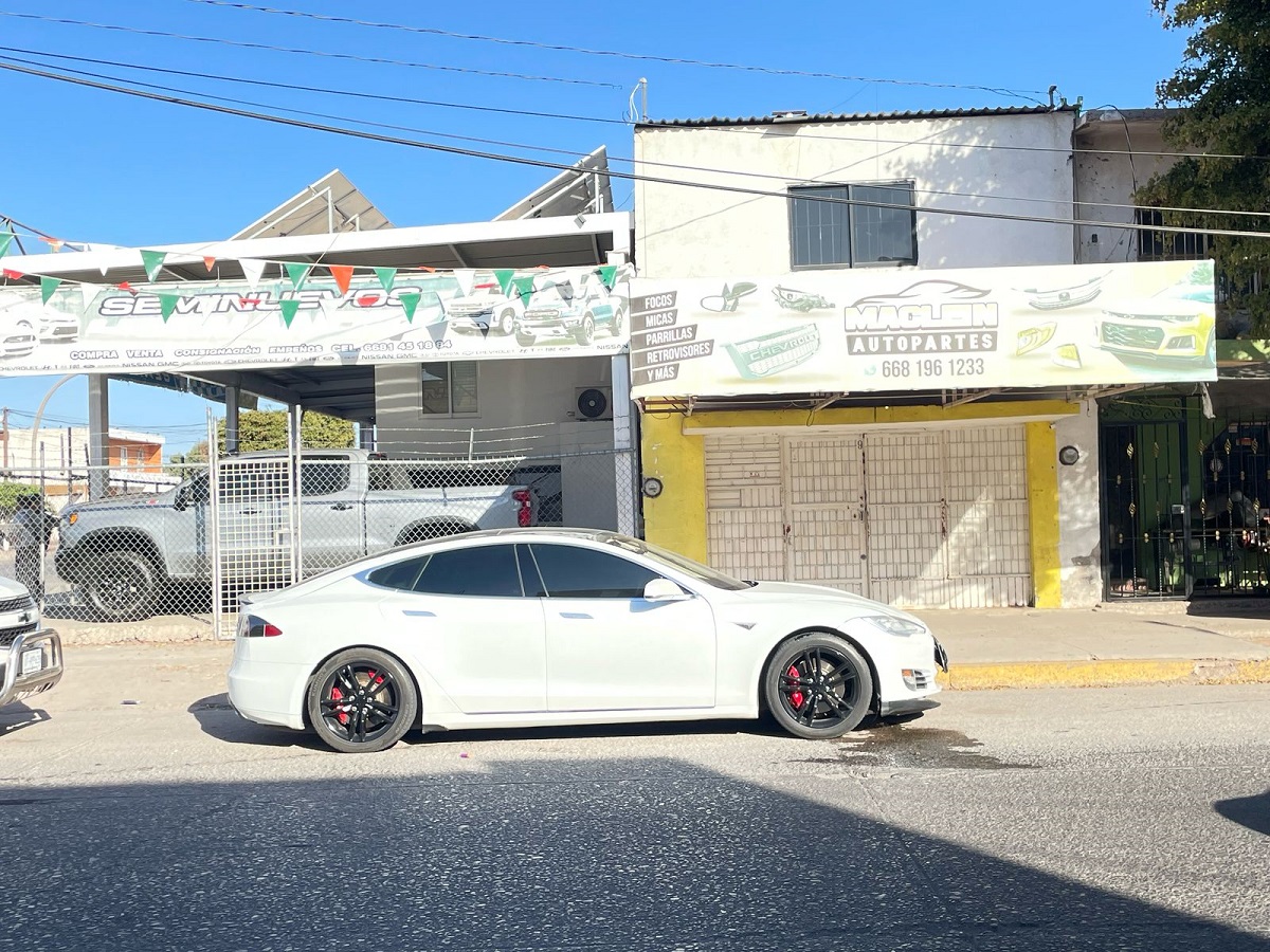 Conductor se impacta contra un Tesla; el dueño informó que no existen refacciones en Los Mochis