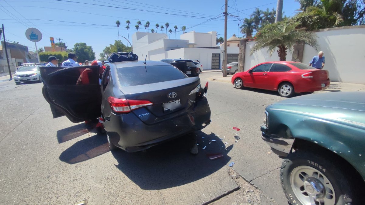 Accidente múltiple en la avenida Independencia de Los Mochis deja a un hombre lesionado