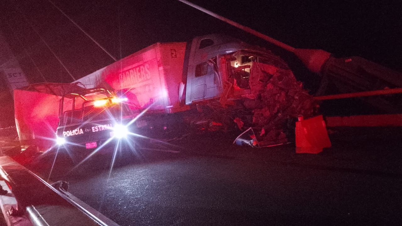 Una mujer policía entre agentes muertos arrollados por tráiler en Puente Baluarte; supercarretera aún cerrada