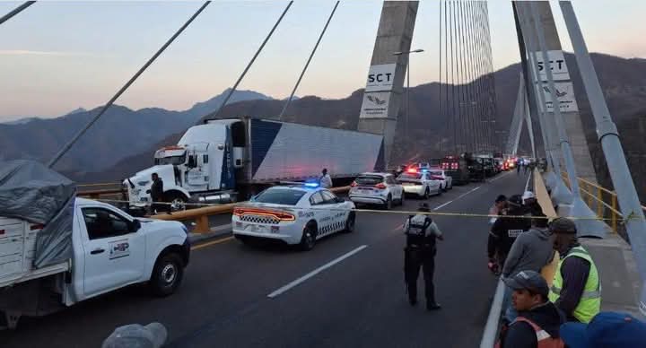 ¡Hay agentes muertos! Tráiler arrolla punto de revisión en el puente Baluarte de la Mazatlán-Durango