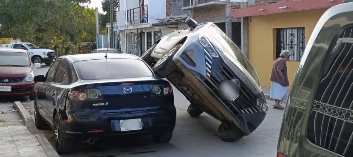 Accidente vial en la colonia Lico Velarde deja un auto sobre otro en Mazatlán
