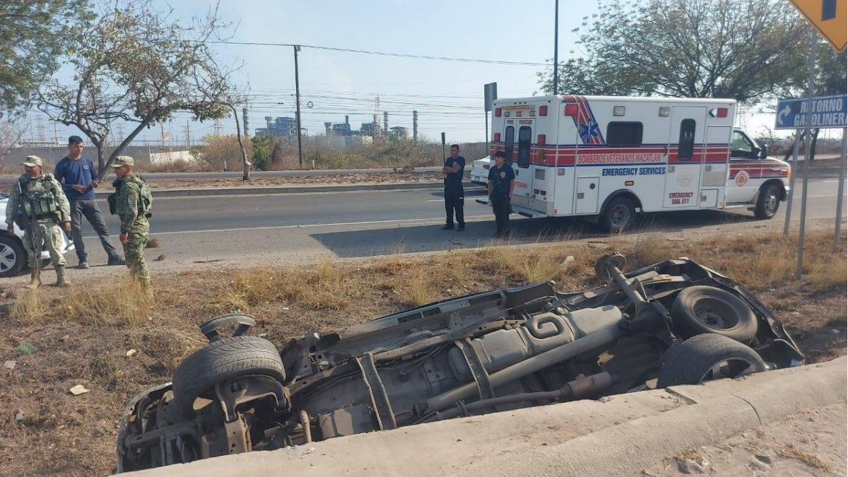 Volcadura de vehículo en carretera internacional México 15 al sur frente a la termoeléctrica de Mazatlán