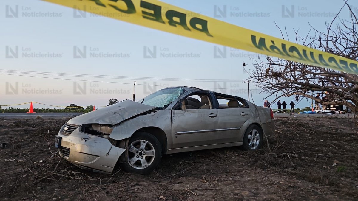 Carlos y Alexander mueren tras volcadura sobre la carretera a Altata, en Navolato