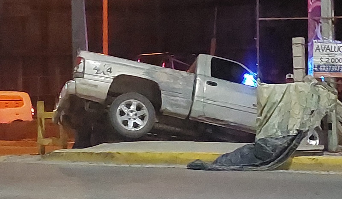 Adulto mayor pierde el control y cae a canalito en la carretera Guamúchil-Mocorito