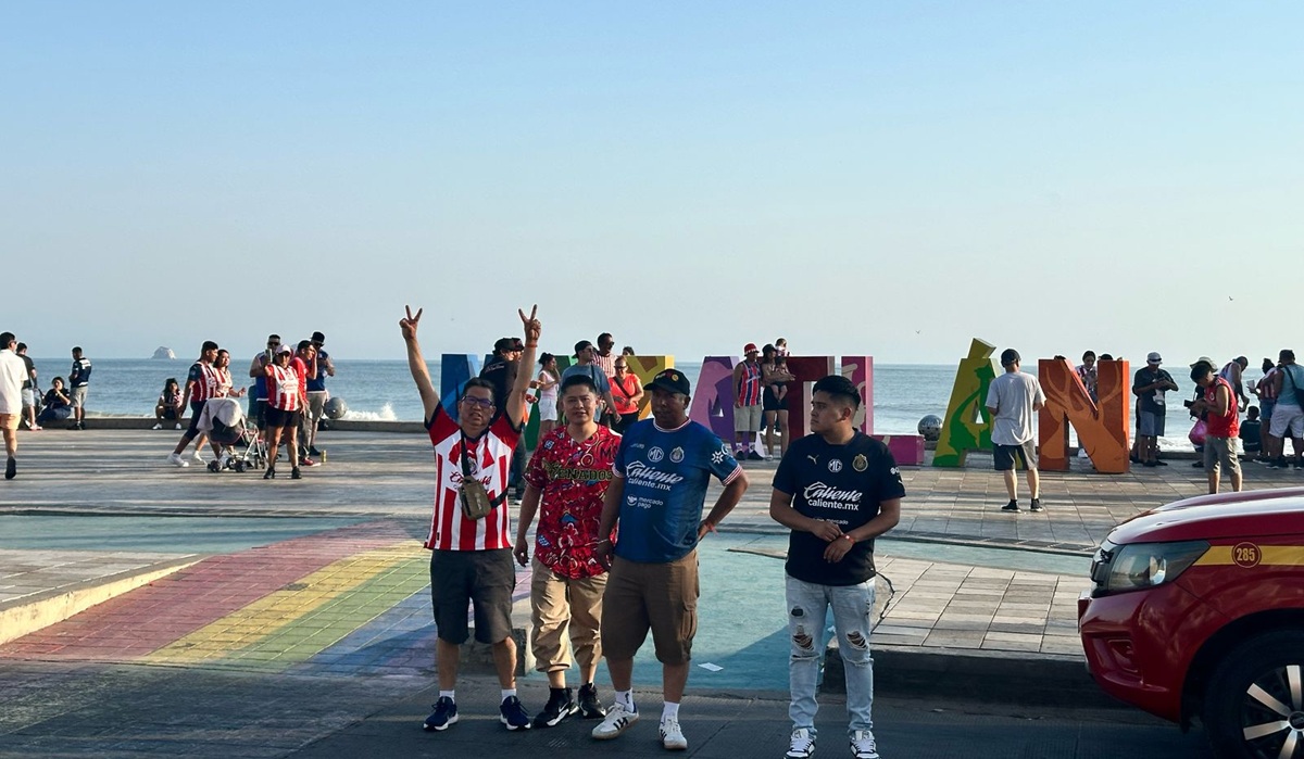 ¡De corazón rebaño sagrado! Se reúnen decenas de aficionados de las Chivas en Las Letras de Mazatlán