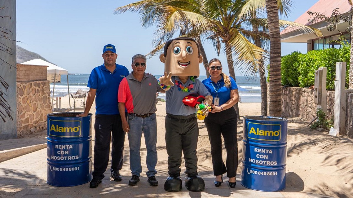 Álamo pone el ejemplo y dona contenedores de recolección a la OAP Mazatlán