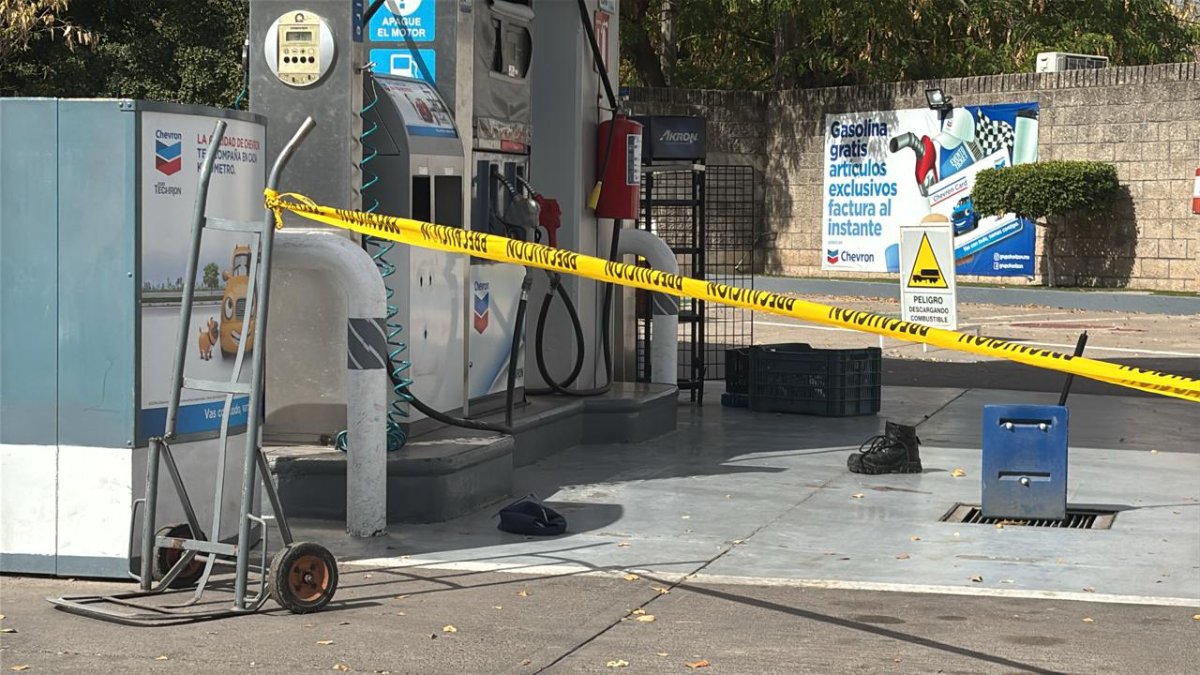 ¡Se llevó 700 pesos! Asaltan gasolinera y balean al despachador en el sector Villa Universidad de Culiacán
