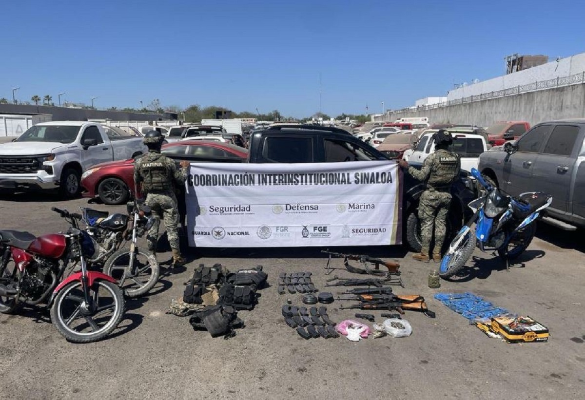 Marina libera a una persona y asegura arsenal, carros y motos en Navolato