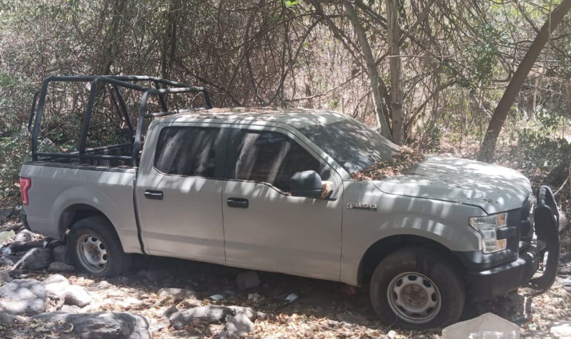 Aseguran una camioneta similar a las de la Marina, armamento y explosivos en Cosalá