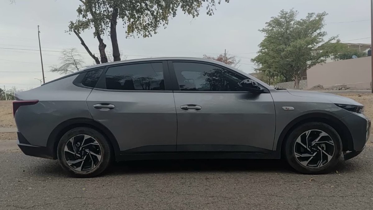 ¡Traía placas sobrepuestas! Aseguran vehículo con reporte de robo en Prados del Sol, Culiacán