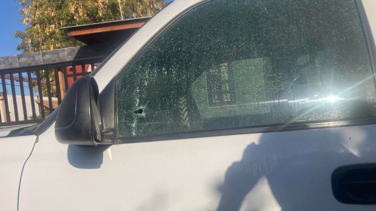 Ataque a balazos deja automóviles baleados y rastros de sangre en Labastida Ochoa en Mazatlán