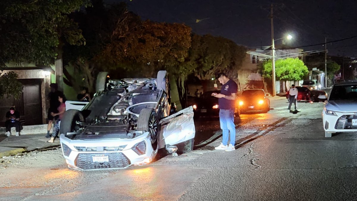 Audi vuelca tras ser impactado por un automovilista en Cañadas, Culiacán; reportan heridos leves