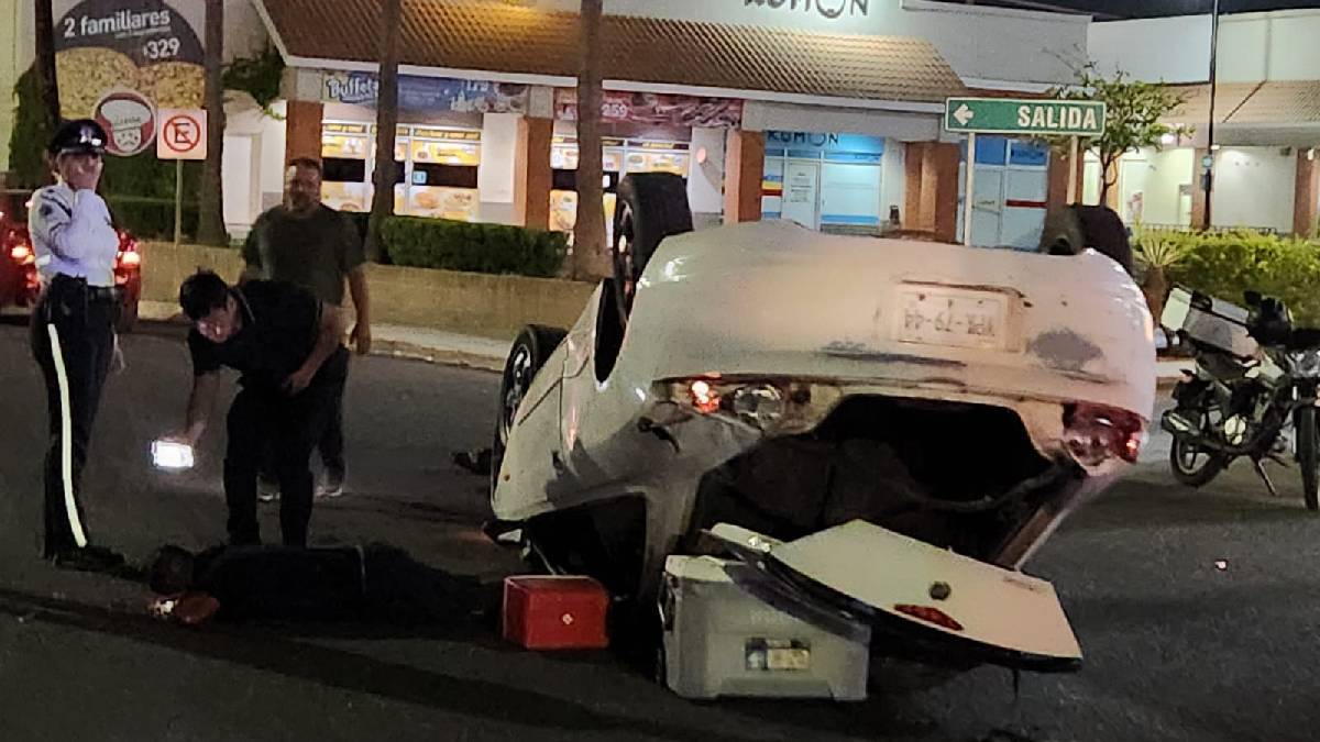 Hombre vuelca en su vehículo sobre la Calzada Aeropuerto y termina en un hospital de Culiacán