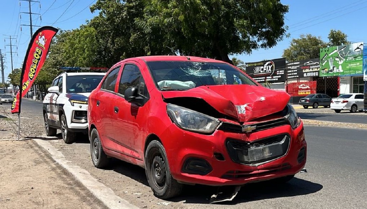 Intentan despojarle el auto a una mujer y en la persecución se estrella contra un poste, en Culiacán