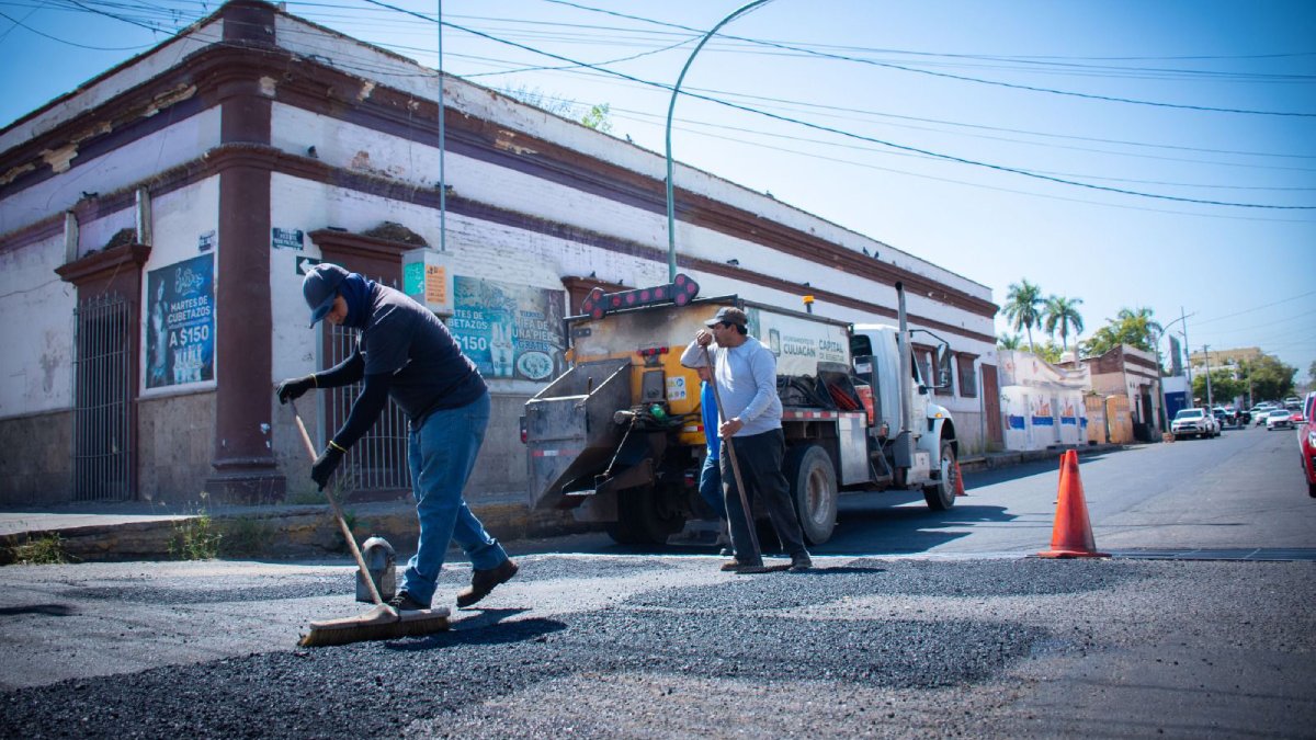 Ayuntamiento de Culiacán continúa con el bacheo diario en colonias
