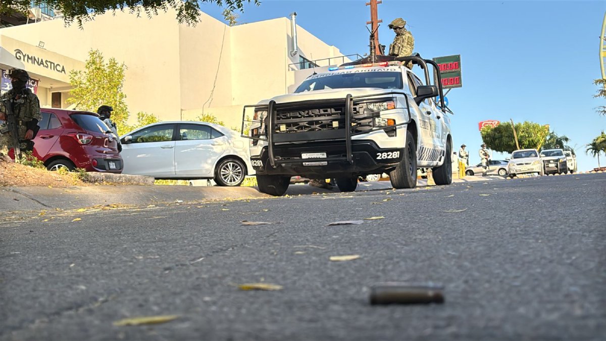 Balean a maestro de música en despojo de su camioneta en una plaza de Perisur en Culiacán