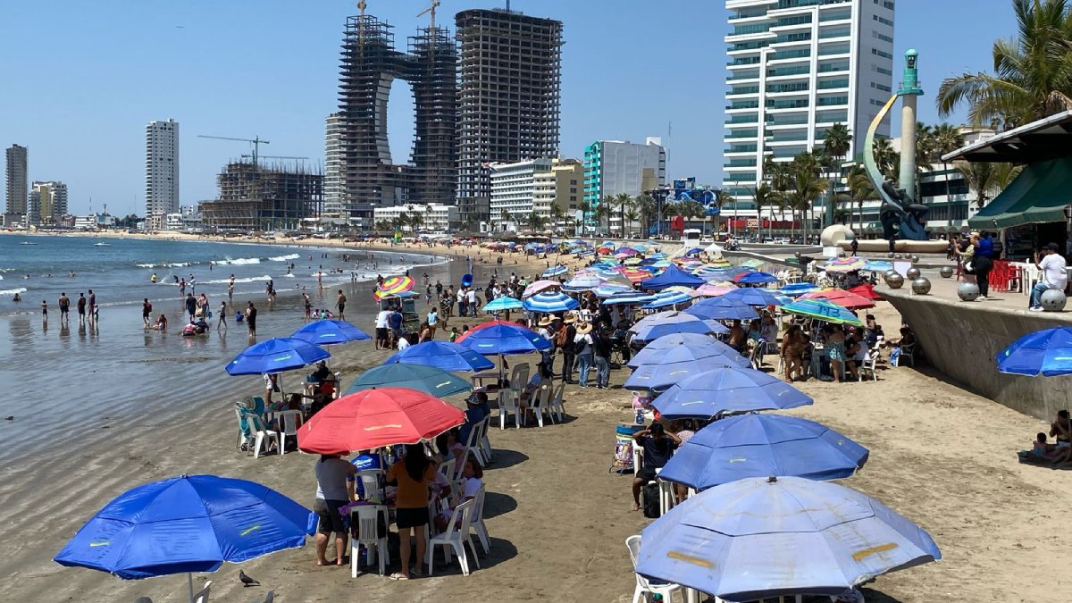 Arranca Semana Santa con presencia de bañistas en playas de Mazatlán