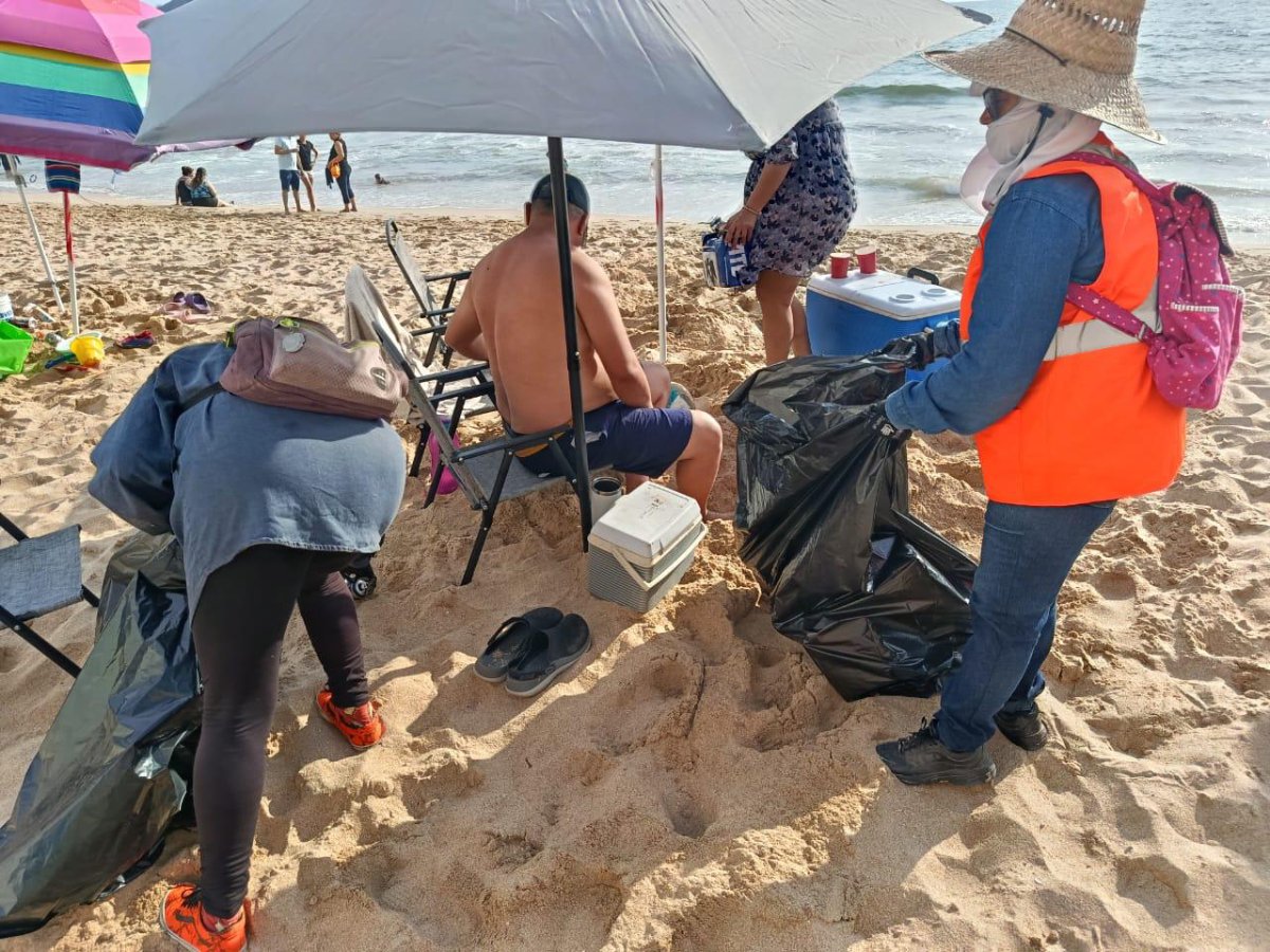 Cuadrilla de 60 personas “barre” playas de Mazatlán durante Semana Santa