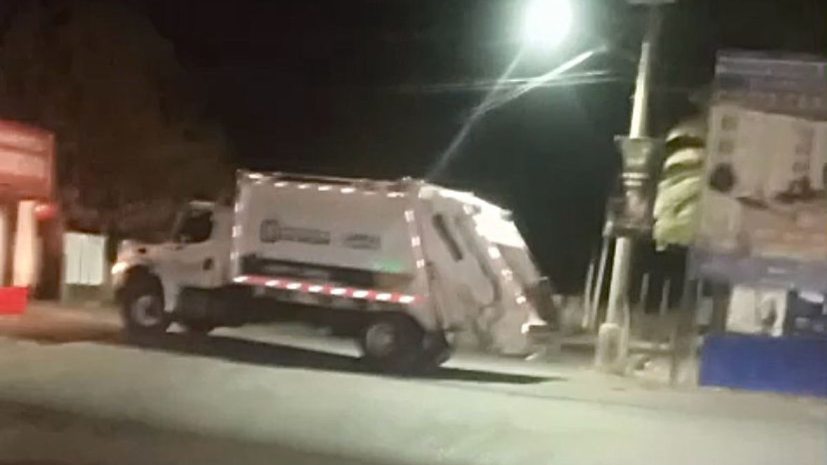 Bloquean con camión de basura la avenida Álvaro Obregón, en la Loma de Rodriguera, Culiacán