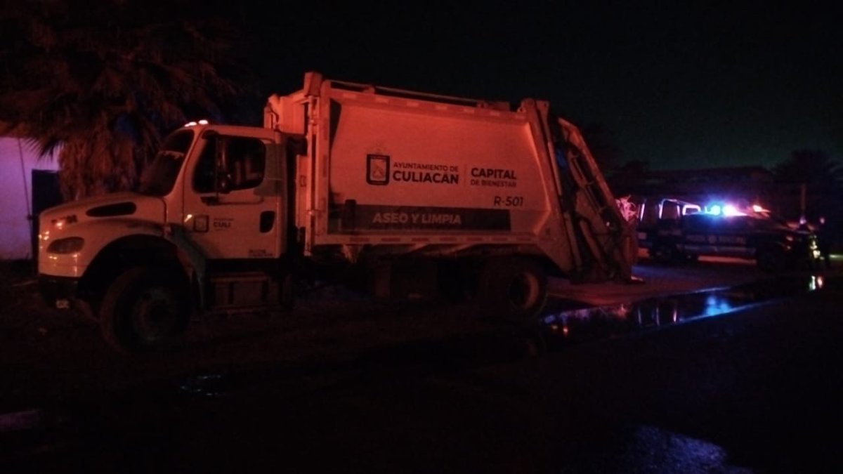 Bomberos sofocan el fuego de los dos camiones de basura atravesados al norte de Culiacán