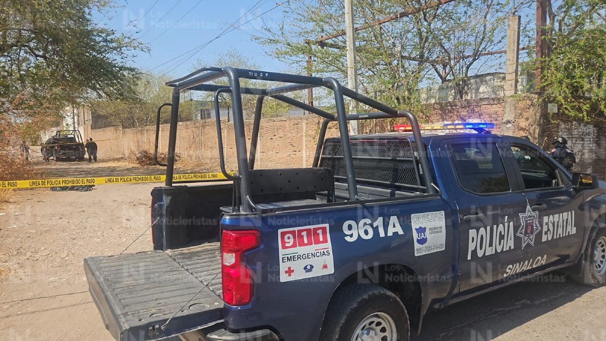 Abandonan cadáver envuelto en hules negros al sur de Culiacán