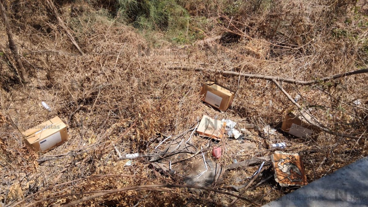 Abandonan cajas con químicos para elaborar explosivos frente a supermercado de la Sanalona, en Culiacán