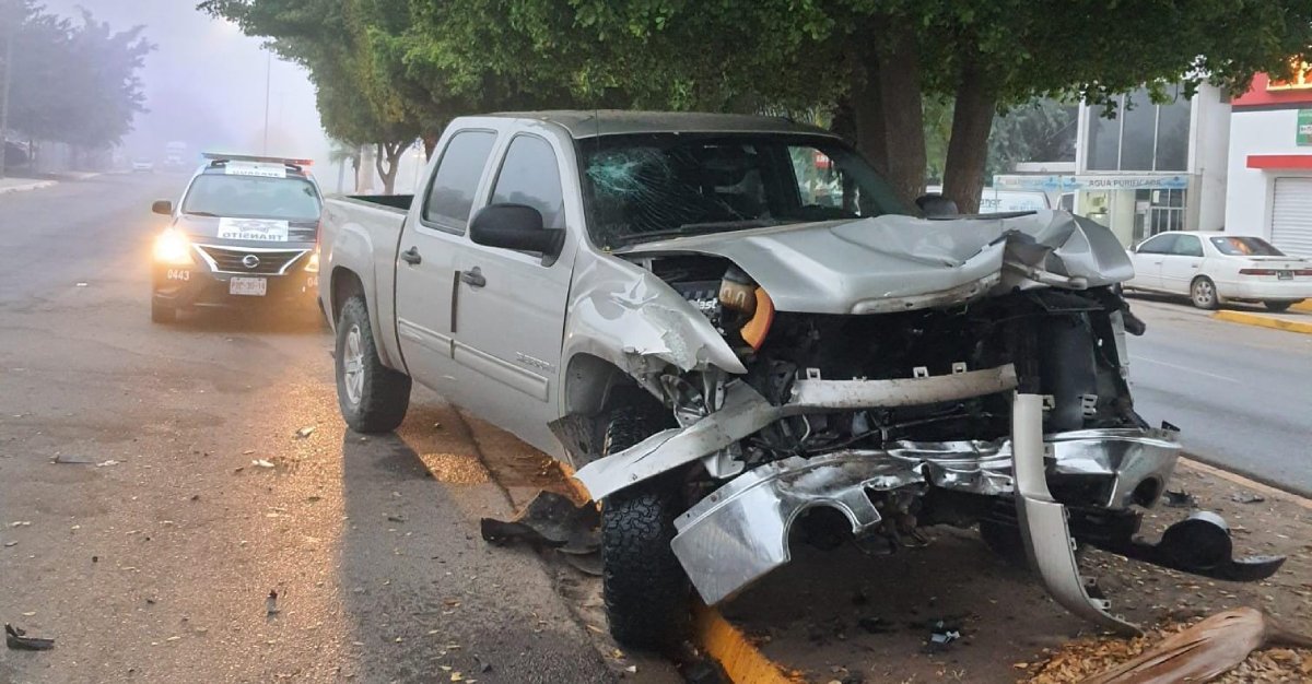 ¡La neblina dejó consecuencias! Choca conductor su camioneta contra un camión recolector de basura, en Guasave