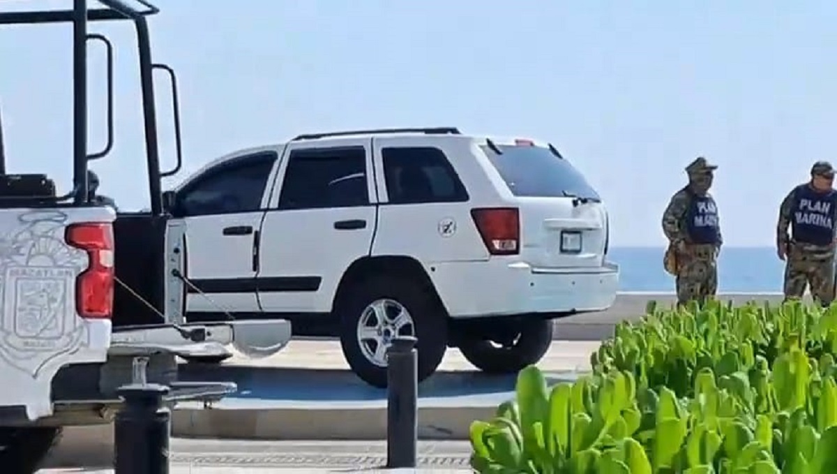 Camioneta sufre falla mecánica y termina sobre la ciclovía del Malecón de Mazatlán
