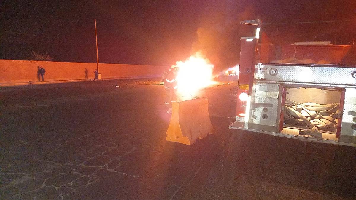 Tras chocar contra un tráiler, muere un hombre calcinado en su auto en Guasave