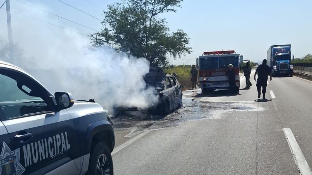 Envuelto en llamas quedó una camioneta en la carretera México 15, en Guasave