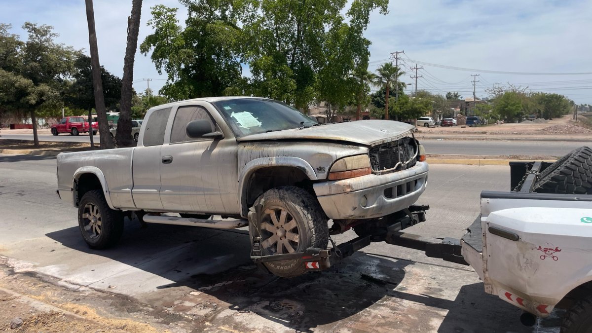 Se incendia camioneta en el infonavit Arboledas en Los Mochis