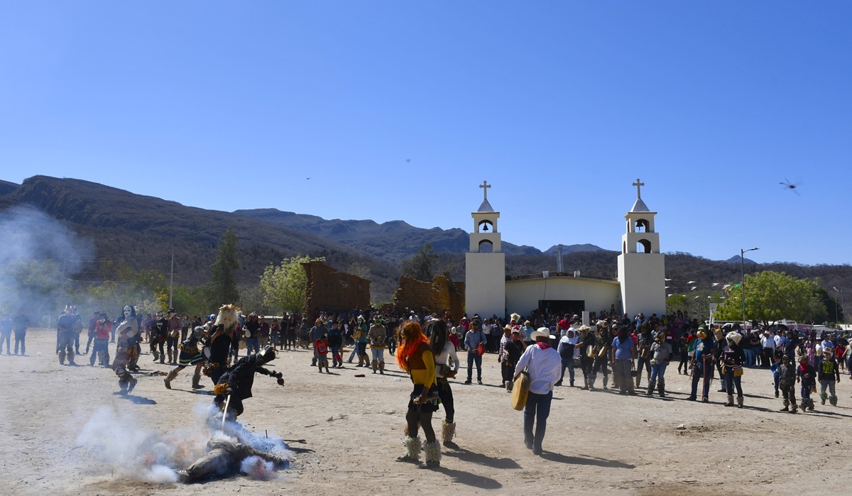 Indígenas en Choix celebran Semana Santa en centro ceremoniales