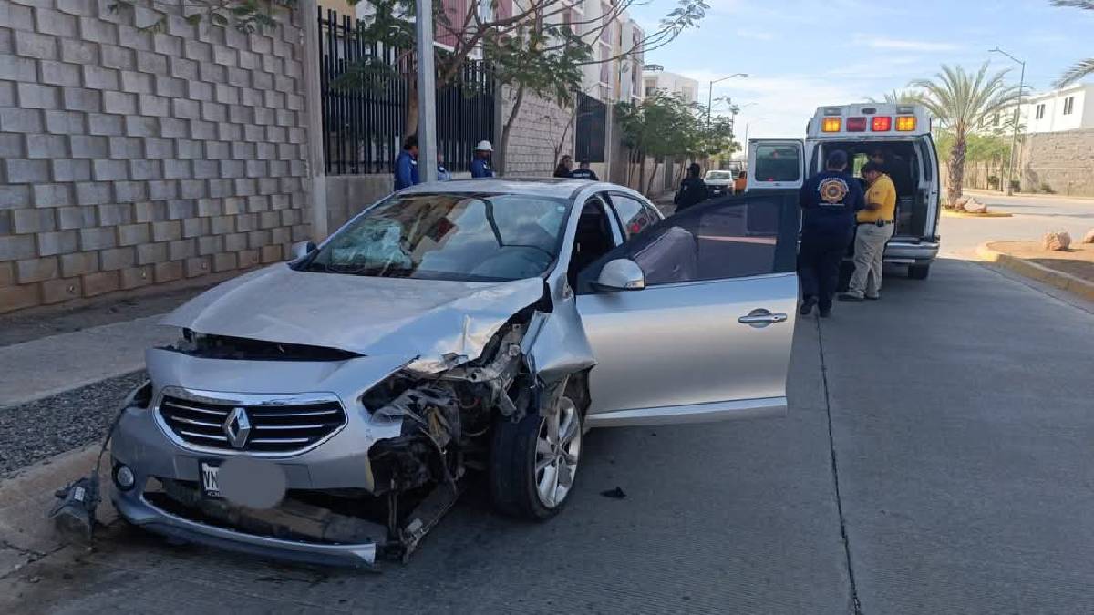 Automóvil se impacta contra luminaria en Hacienda del Seminario en Mazatlán; una persona resulta lesionada
