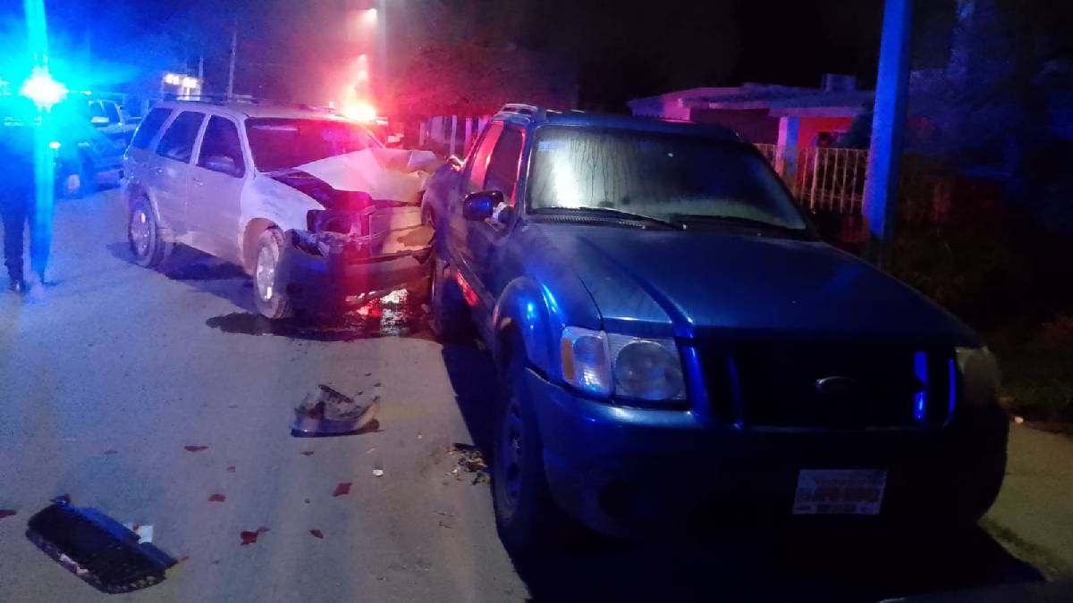 Mujer choca su unidad contra dos vehículos en Guasave y resulta lesionada