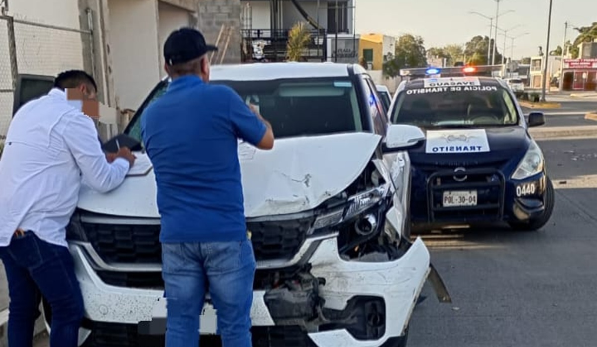 Chocan dos vehículos en el bulevar Aceitunas de Guasave