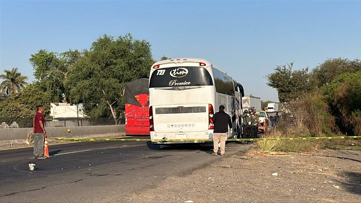 Chofer de autobús pierde la vida cuando ‘echaba mecánica’ sobre la México 15, en Guasave