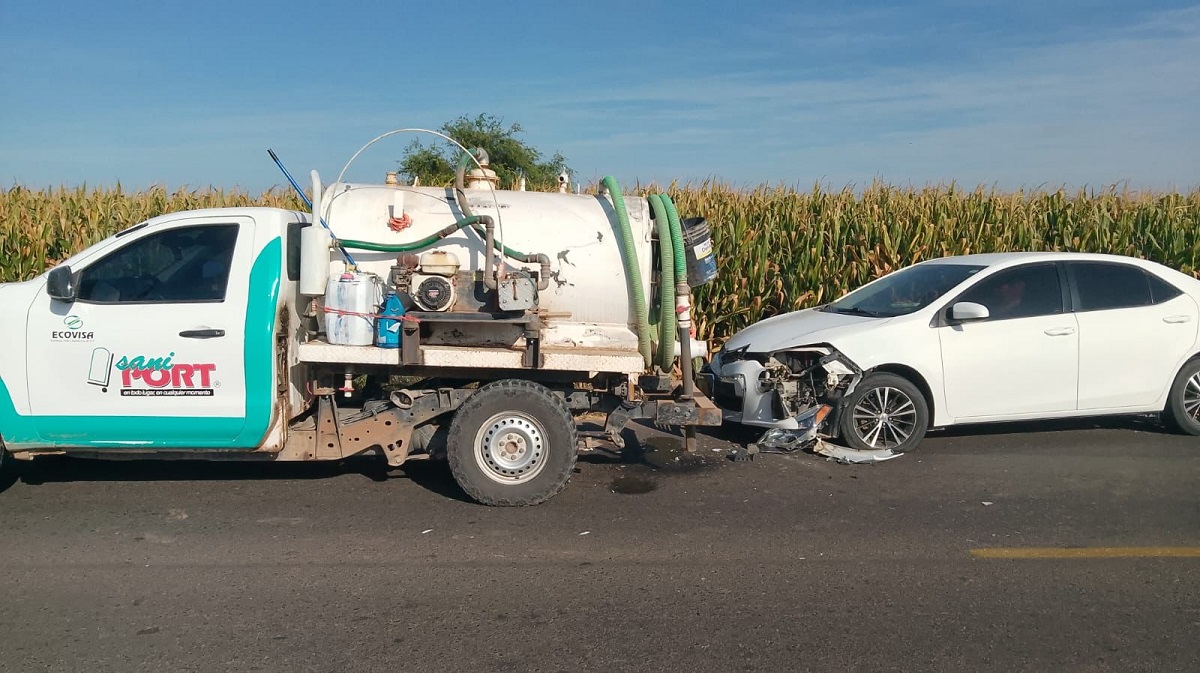 Choque de dos unidades por la carretera a León Fonseca, Guasave deja daños materiales